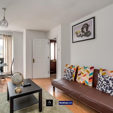 2 Bed House By Boyeilles Apartments Short Lets & Serviced Accommodation Belfast With Balcony & Free Parking Exterior foto