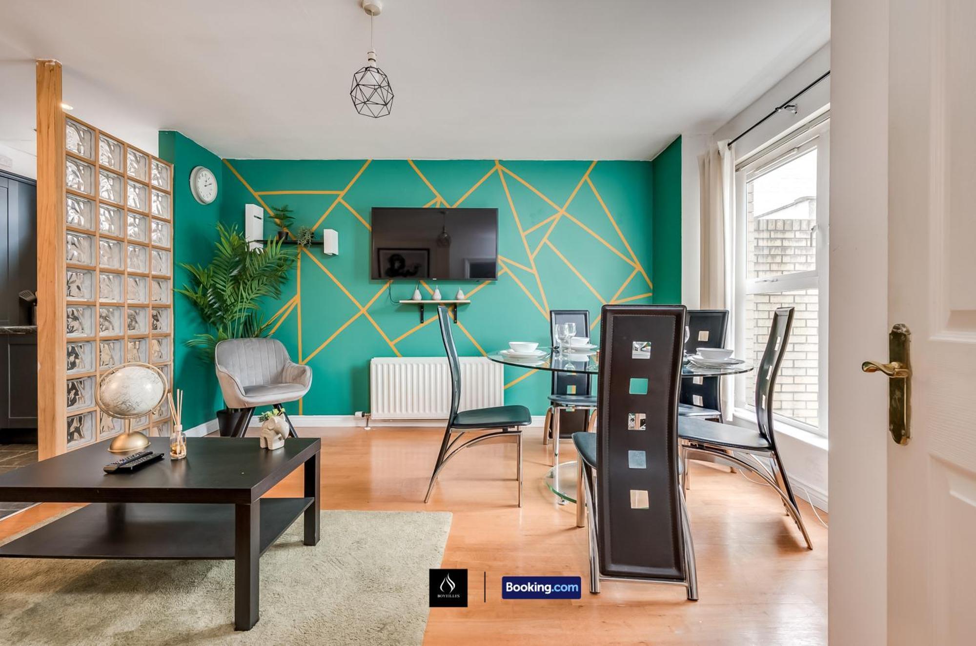 2 Bed House By Boyeilles Apartments Short Lets & Serviced Accommodation Belfast With Balcony & Free Parking Exterior foto