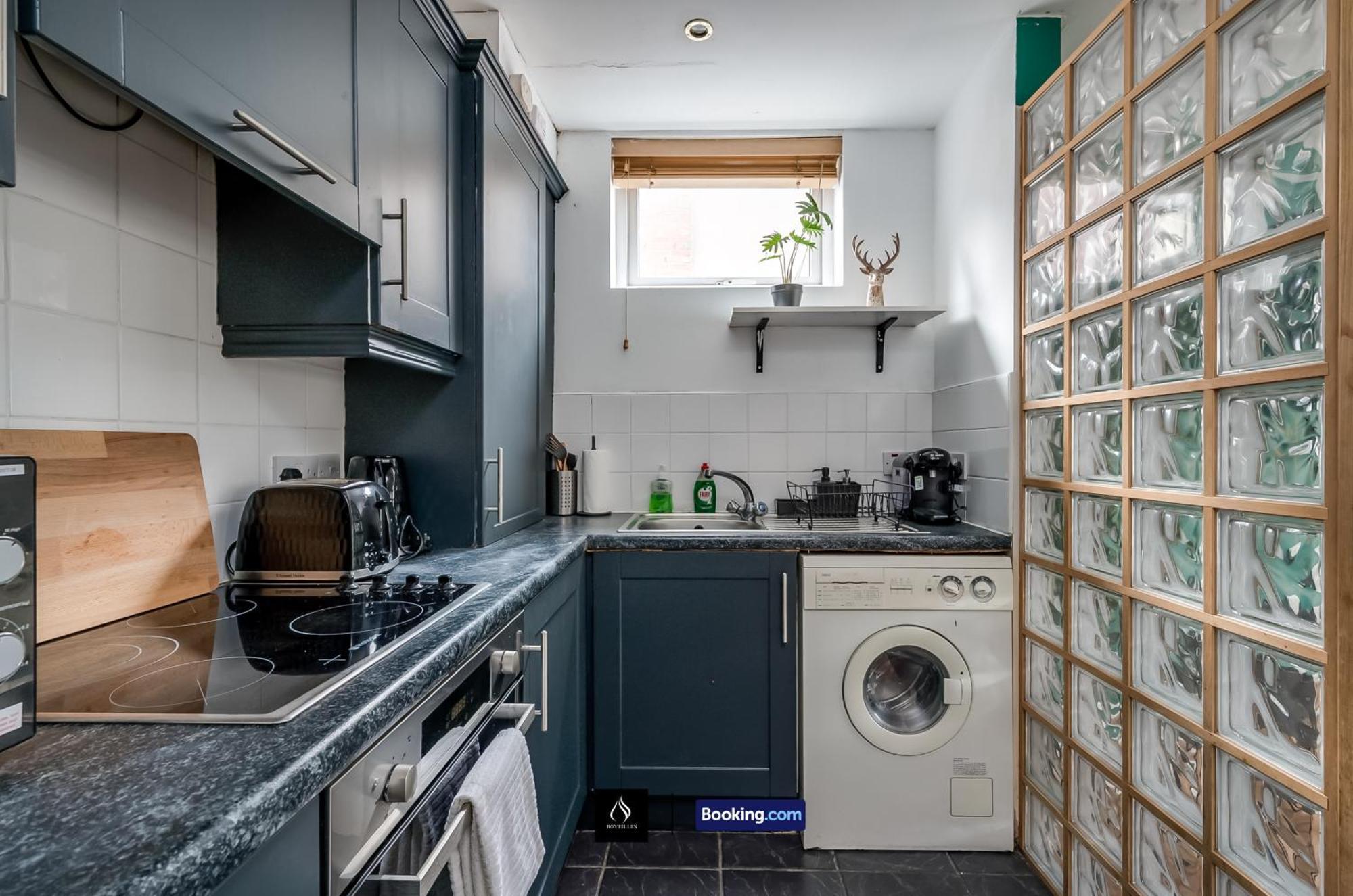 2 Bed House By Boyeilles Apartments Short Lets & Serviced Accommodation Belfast With Balcony & Free Parking Exterior foto