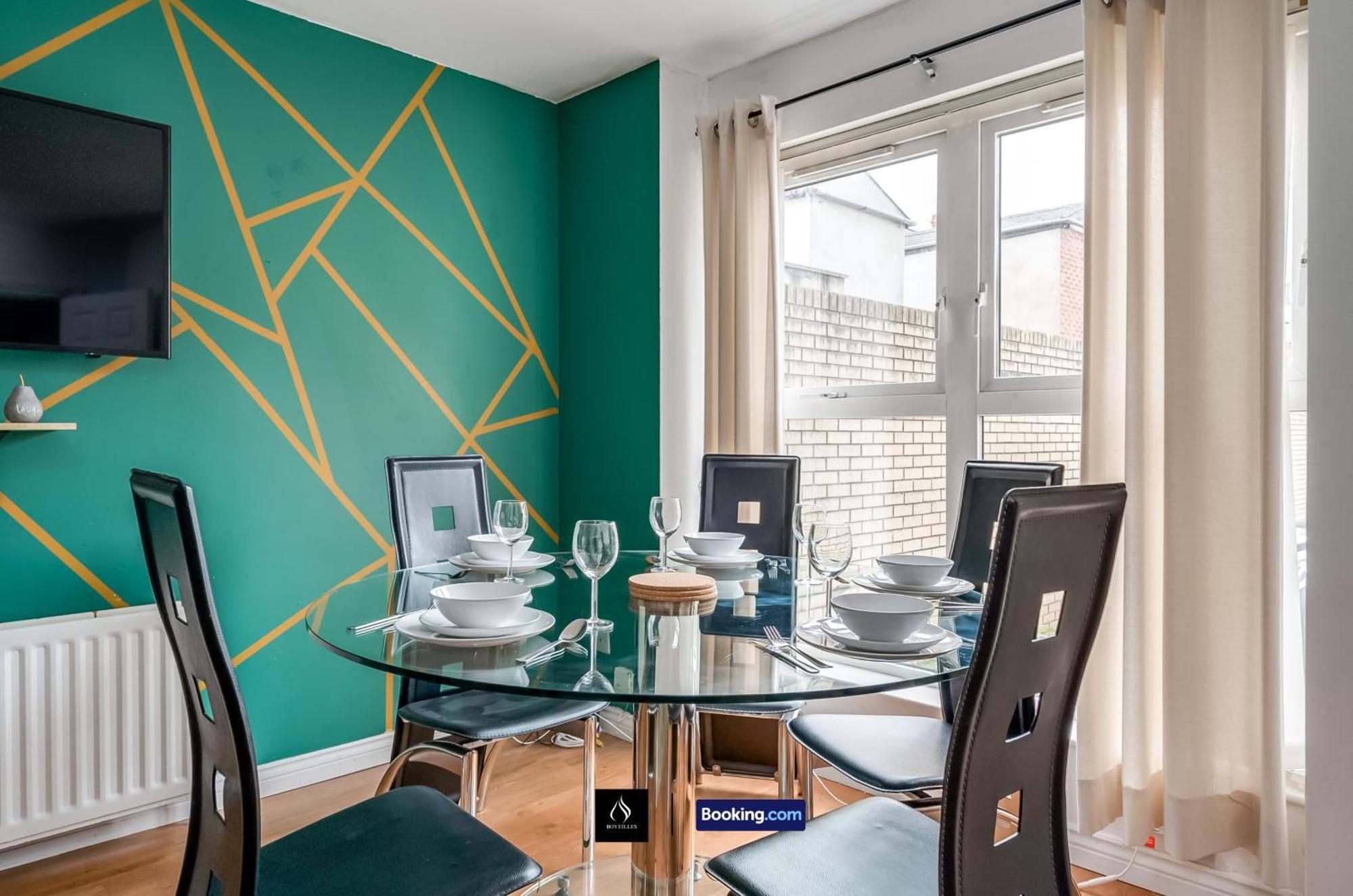 2 Bed House By Boyeilles Apartments Short Lets & Serviced Accommodation Belfast With Balcony & Free Parking Exterior foto