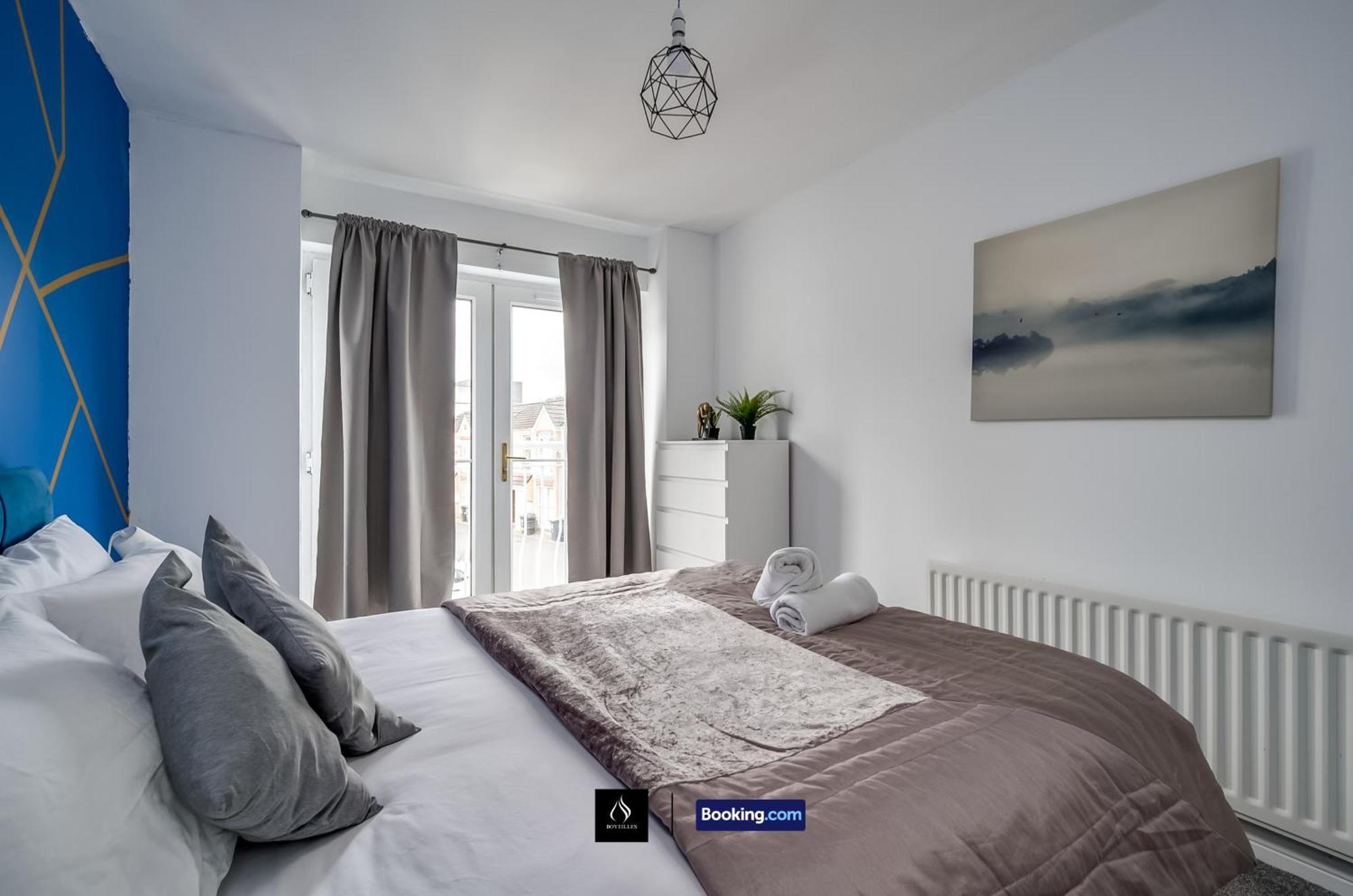 2 Bed House By Boyeilles Apartments Short Lets & Serviced Accommodation Belfast With Balcony & Free Parking Exterior foto