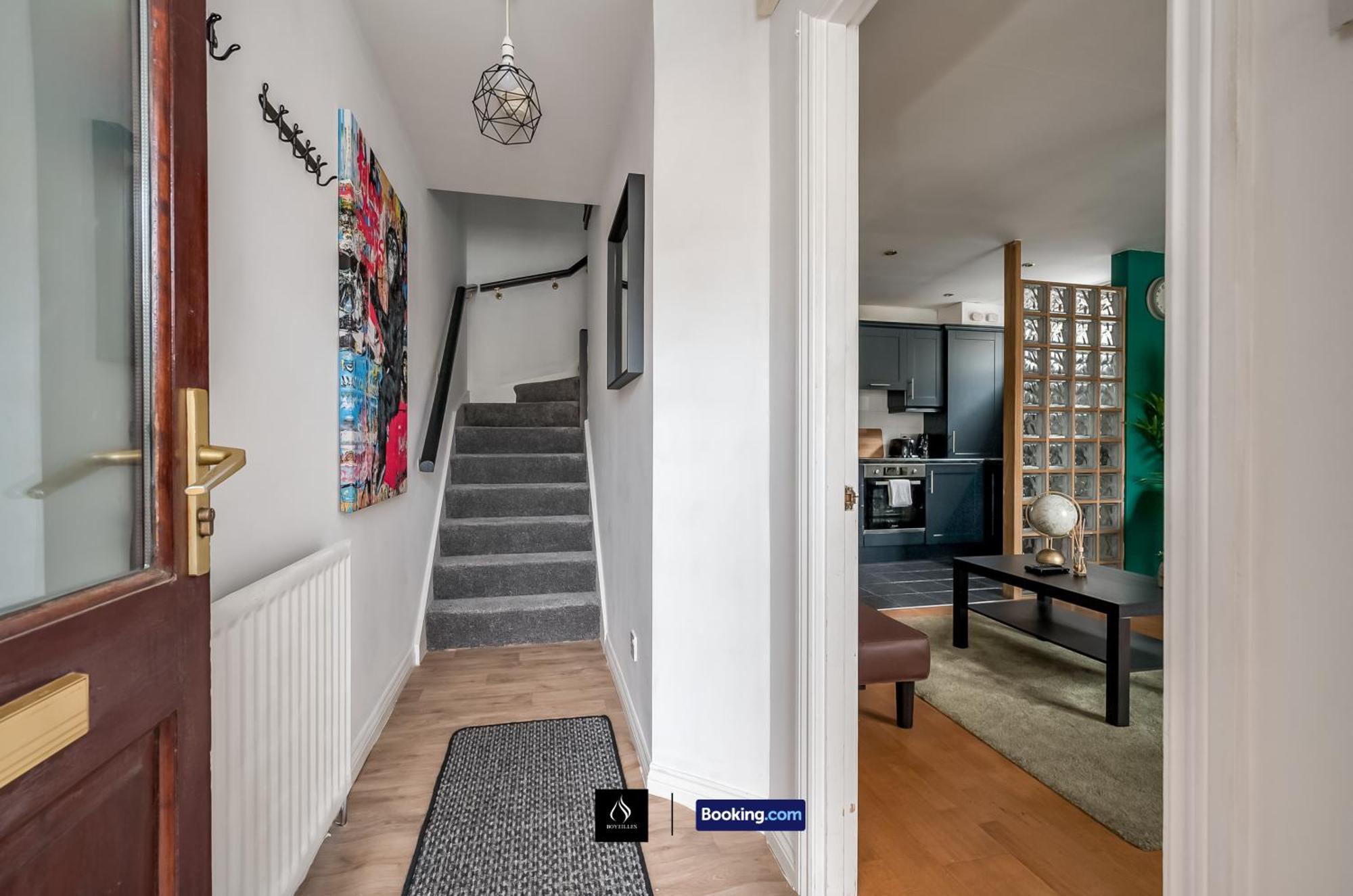 2 Bed House By Boyeilles Apartments Short Lets & Serviced Accommodation Belfast With Balcony & Free Parking Exterior foto