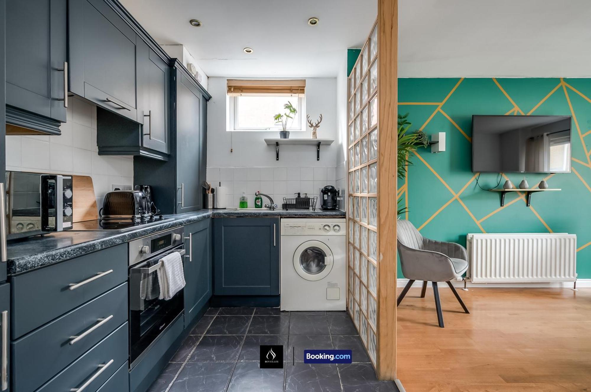 2 Bed House By Boyeilles Apartments Short Lets & Serviced Accommodation Belfast With Balcony & Free Parking Exterior foto