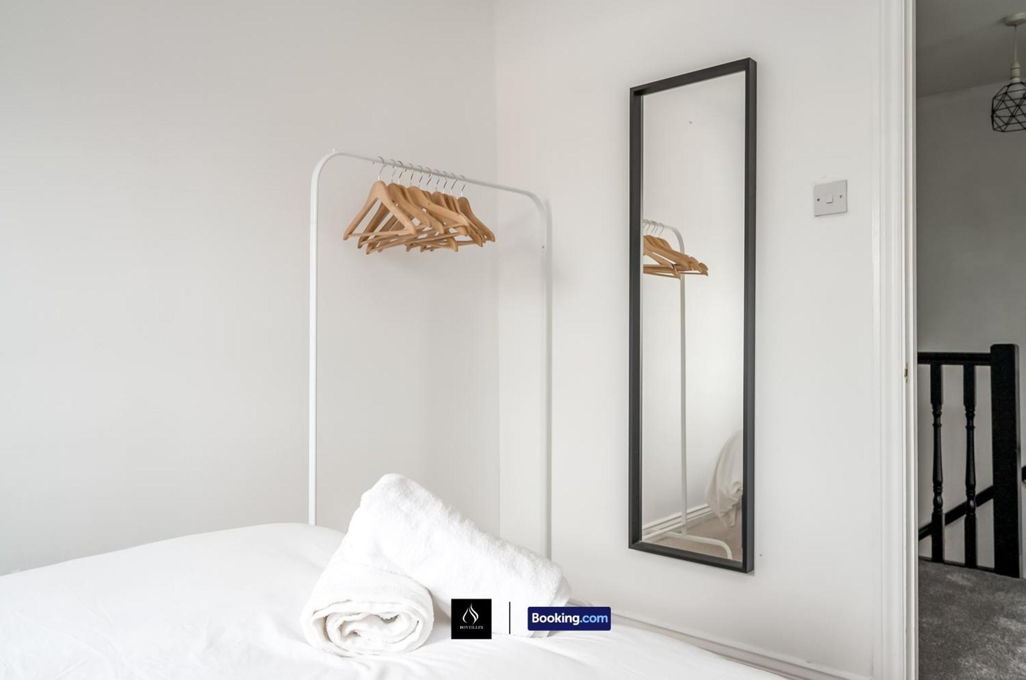 2 Bed House By Boyeilles Apartments Short Lets & Serviced Accommodation Belfast With Balcony & Free Parking Exterior foto