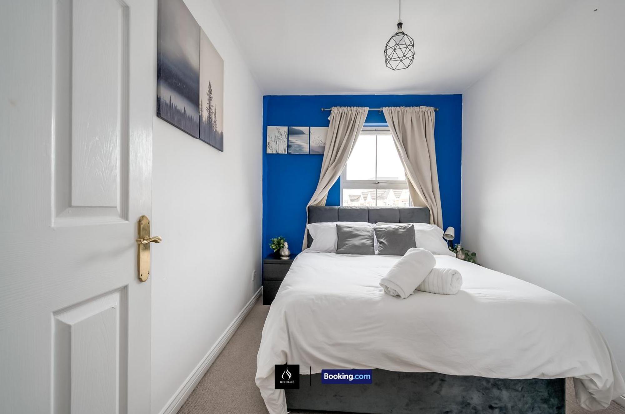 2 Bed House By Boyeilles Apartments Short Lets & Serviced Accommodation Belfast With Balcony & Free Parking Exterior foto