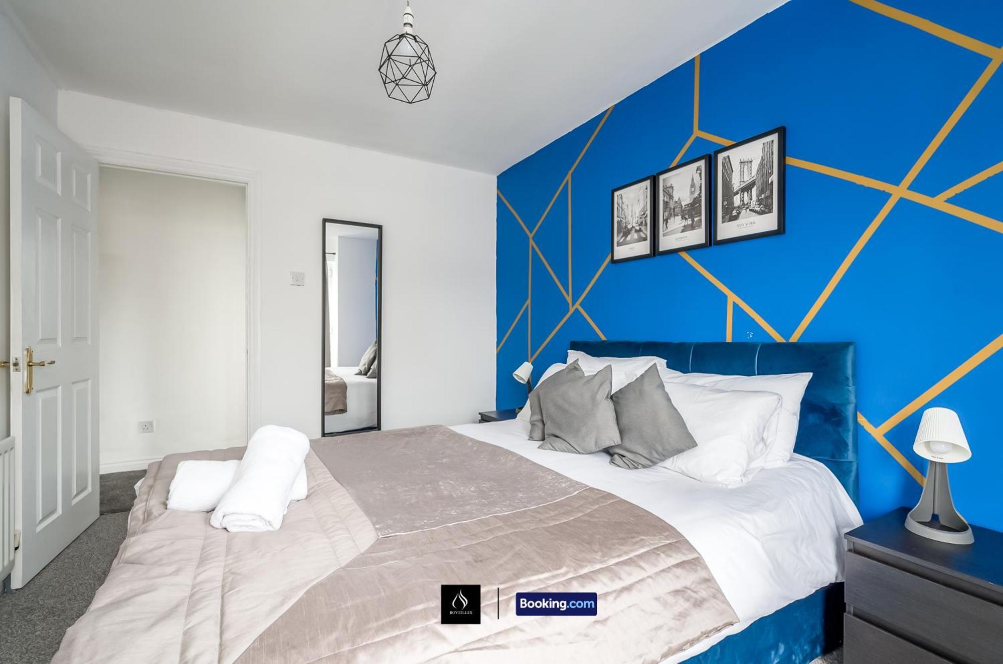 2 Bed House By Boyeilles Apartments Short Lets & Serviced Accommodation Belfast With Balcony & Free Parking Exterior foto