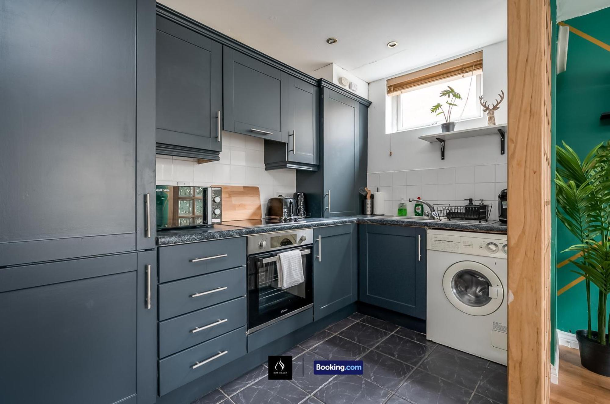 2 Bed House By Boyeilles Apartments Short Lets & Serviced Accommodation Belfast With Balcony & Free Parking Exterior foto