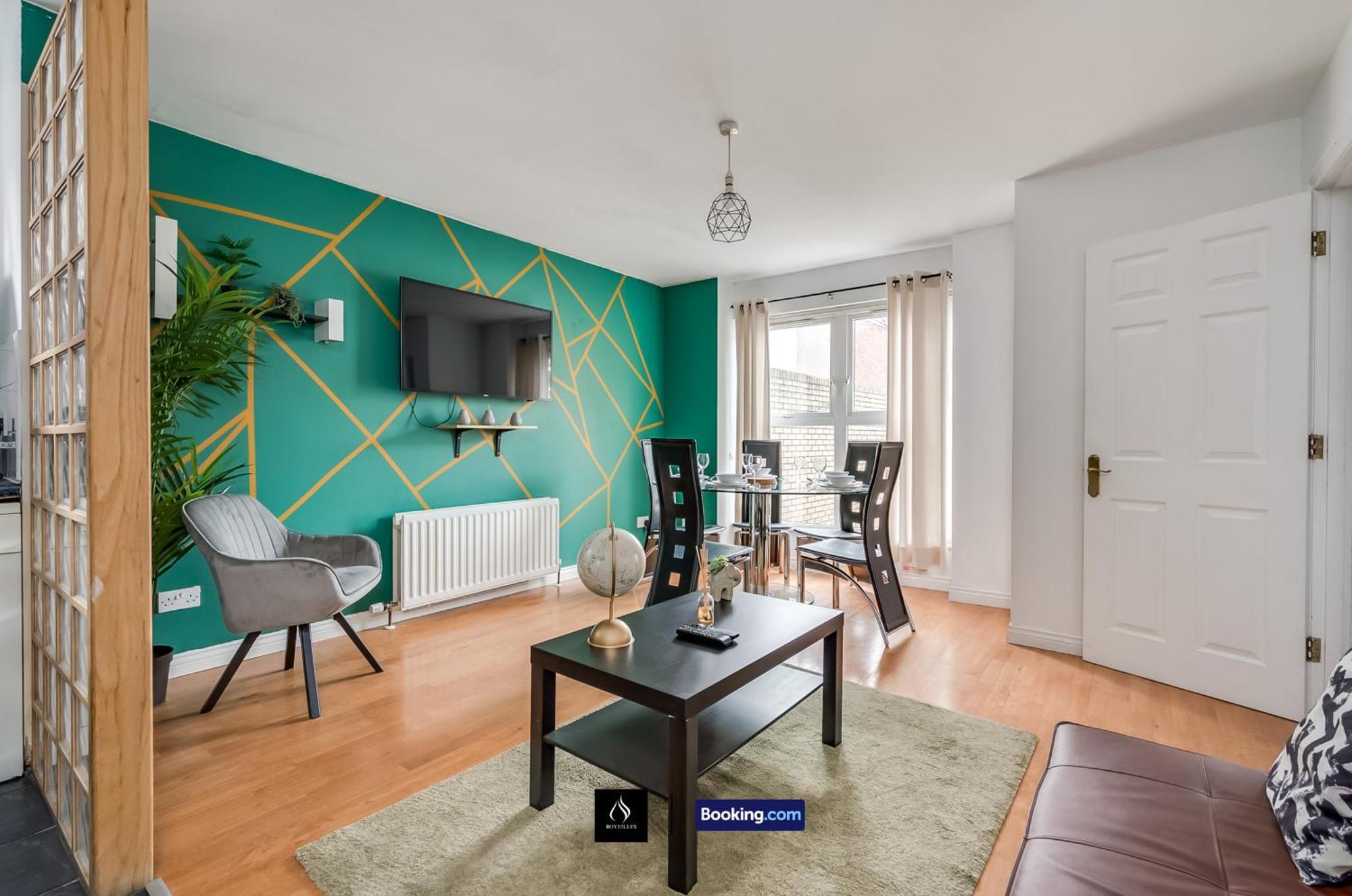2 Bed House By Boyeilles Apartments Short Lets & Serviced Accommodation Belfast With Balcony & Free Parking Exterior foto