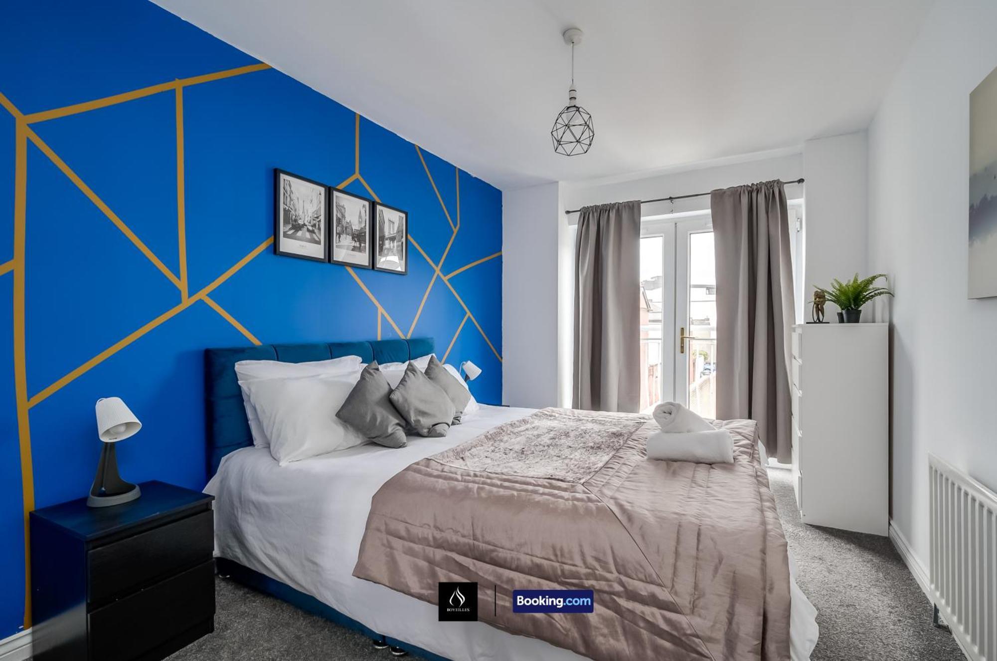 2 Bed House By Boyeilles Apartments Short Lets & Serviced Accommodation Belfast With Balcony & Free Parking Exterior foto