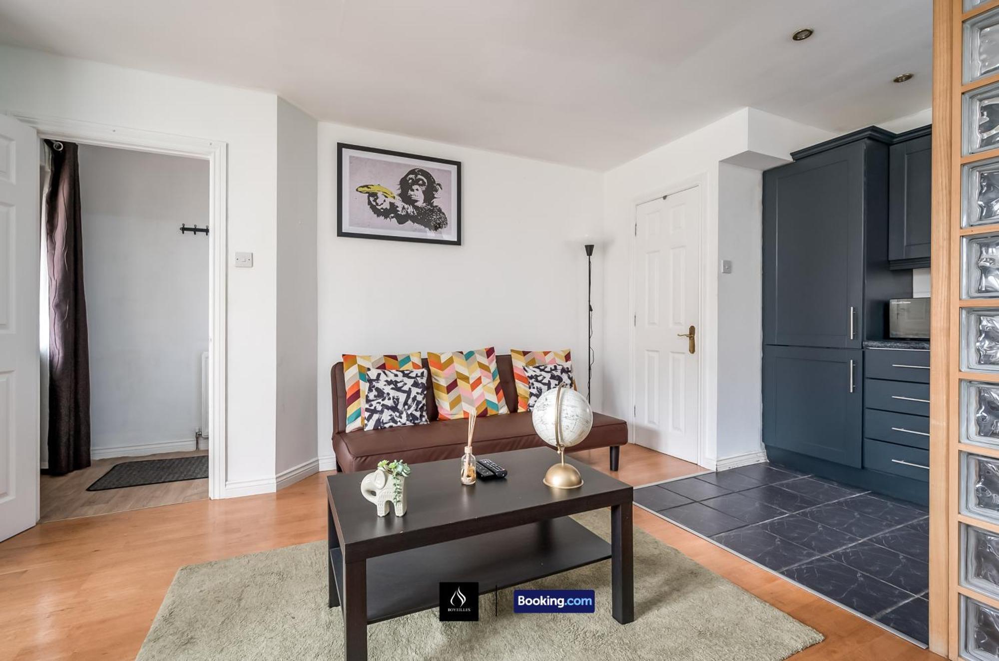 2 Bed House By Boyeilles Apartments Short Lets & Serviced Accommodation Belfast With Balcony & Free Parking Exterior foto